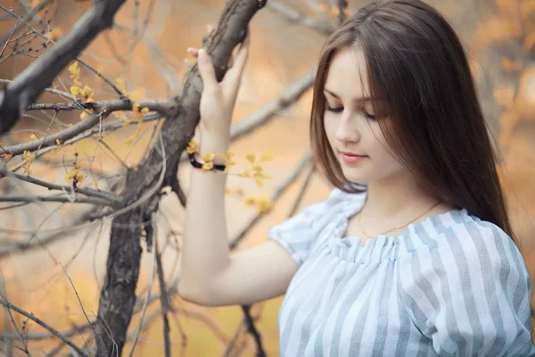 Chica joven en un paseo en el otoño — Foto de Stock