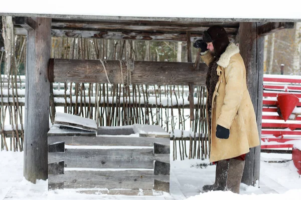Tradiční zimní kostým rolnického středověku v Rusku — Stock fotografie