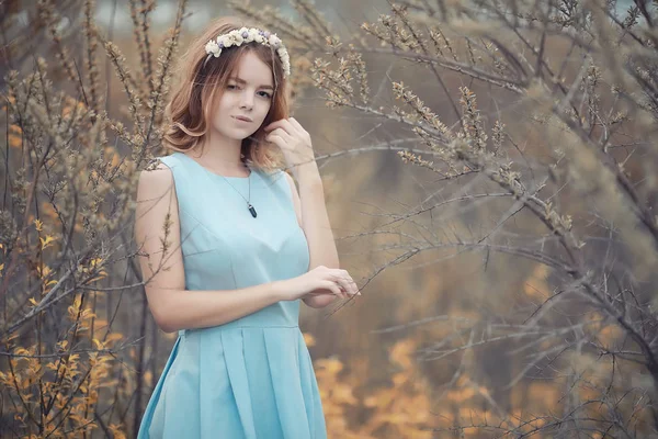 秋の散歩の若い女の子 — ストック写真