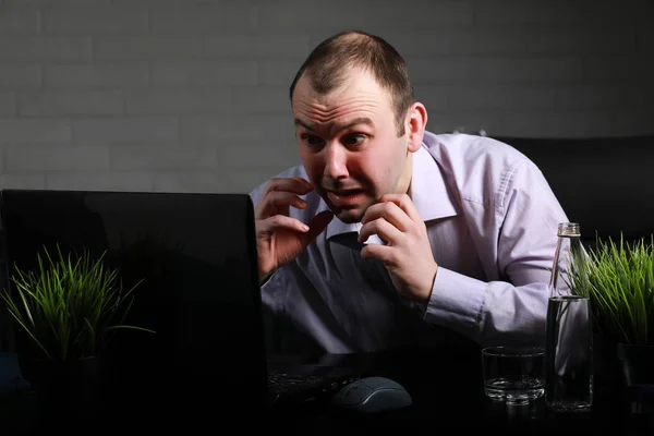 Masada oturan ve dizüstü bilgisayarda çalışan adam — Stok fotoğraf