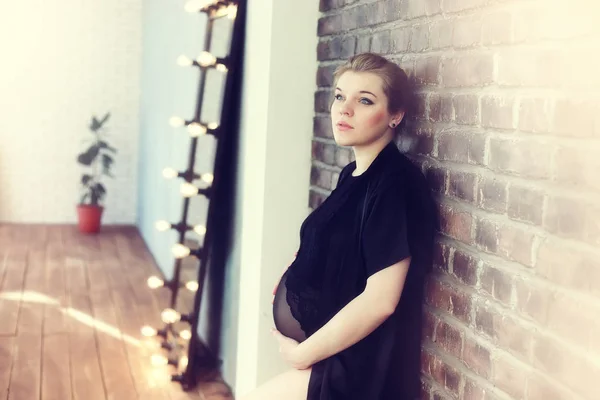 Młoda i piękna dziewczyna w ciąży w domu, vintage — Zdjęcie stockowe