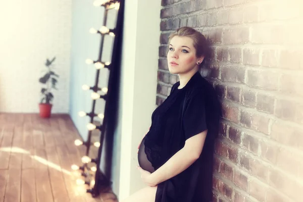 Enceinte jeune et belle fille dans une maison vintage — Photo