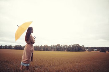 Sonbahar parkında genç bir kız