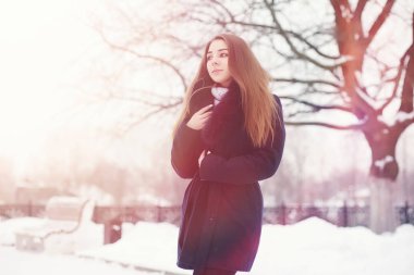 Genç bir kız bir kış parkta bir yürüyüş. Noel tatili t