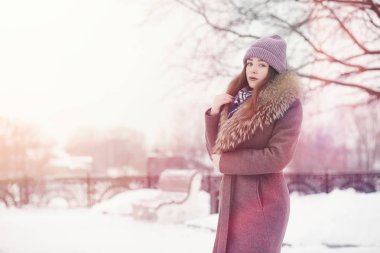 Genç bir kız bir kış parkta bir yürüyüş. Noel tatili t