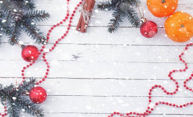 Yeni yıl arka plan. Ahşap bir masa Ladin dallarda. Orname