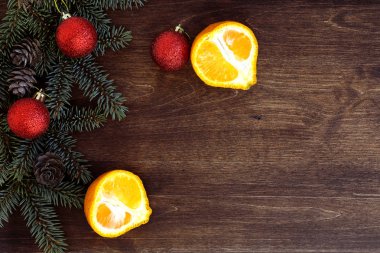 Yeni yıl arka plan. Ahşap bir masa Ladin dallarda. Orname