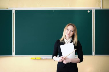 Genç öğretmen okul sınıf