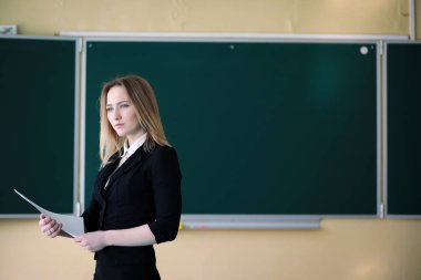 Genç öğretmen okul sınıf