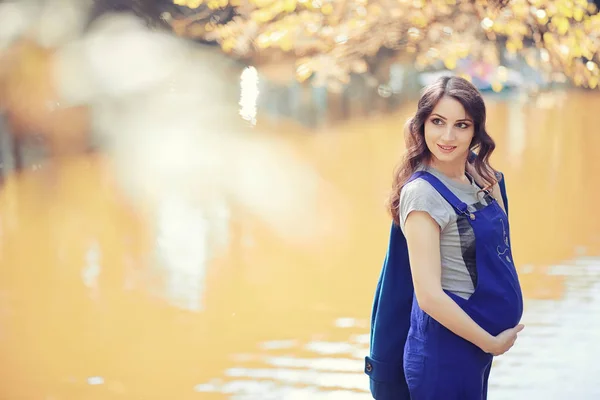 Zwangere vrouw op een wandeling in het park — Stockfoto