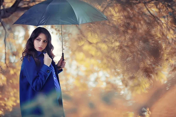 Mulher grávida em um passeio no parque — Fotografia de Stock