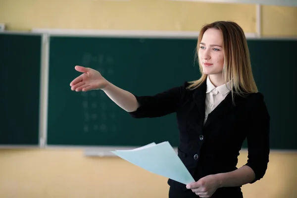 Joven Profesor Sala Escuela Durante Clase —  Fotos de Stock