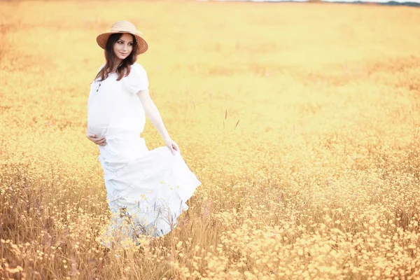 Schwangere Frau spaziert im Herbst in der Natur — Stockfoto