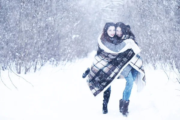 Menina bonita em uma bela neve de inverno — Fotografia de Stock