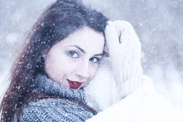 Menina bonita em uma bela neve de inverno — Fotografia de Stock