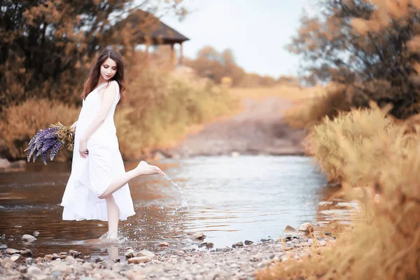 Gravid kvinna i naturen för en promenad på hösten — Stockfoto