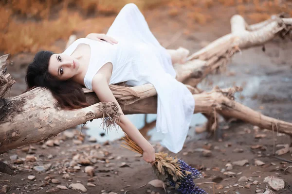 Schwangere Frau spaziert im Herbst in der Natur — Stockfoto