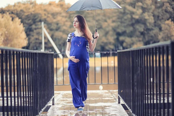 Ragazza nel parco autunnale — Foto Stock