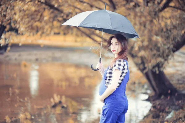 Chica joven en el parque de otoño —  Fotos de Stock