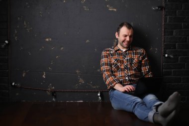 Koruyucu bir kask içinde erkek mimar Oluşturucu