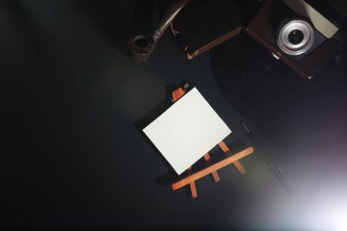 Vinil plaka ve retro kamera