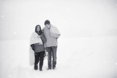 Sevgi dolu bir çift bir kış yürüyüş. Erkek ve kadın bir tarihte