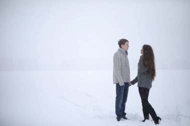 aşıklar bir tarihte kış öğleden sonra kar kar fırtınası çifti