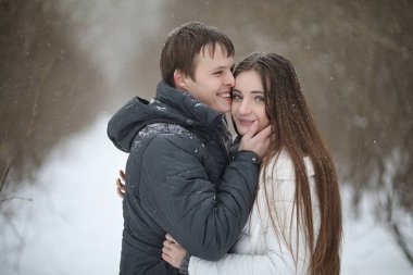 aşıklar bir tarihte kış öğleden sonra kar kar fırtınası çifti