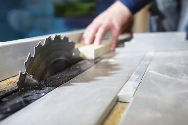 Araçları ve süreç içinde elektrikli testere ile atölye çalışması