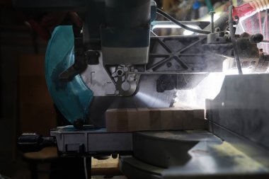 Araçları ve süreç içinde elektrikli testere ile atölye çalışması