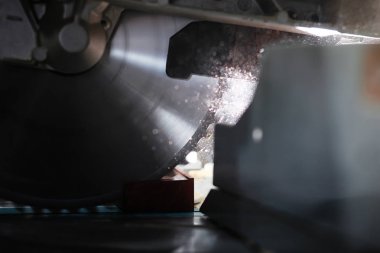 Araçları ve süreç içinde elektrikli testere ile atölye çalışması