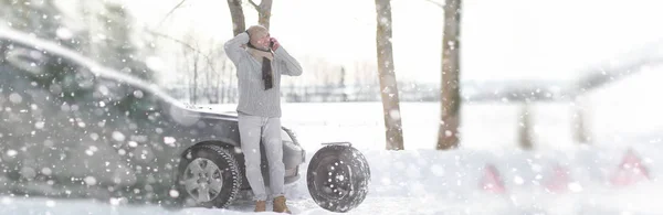 Чоловік біля розбитого автомобіля в зимовий день — стокове фото