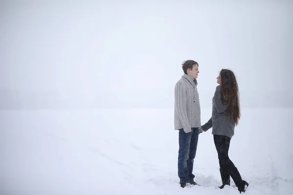 Paire d'amoureux sur une date après-midi d'hiver dans un blizzard de neige — Photo