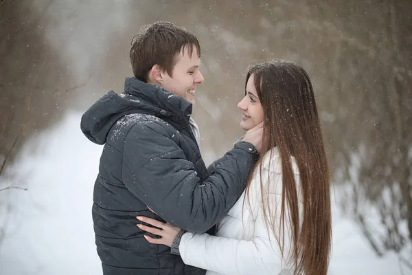 Par de amantes em uma tarde de inverno de data em uma nevasca de neve — Fotografia de Stock