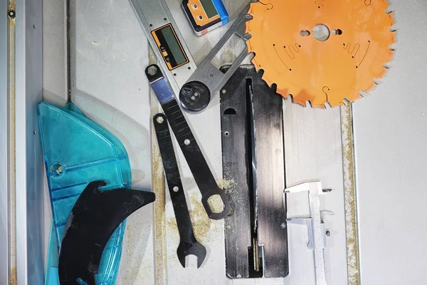 Taller con herramientas y sierras eléctricas en el proceso —  Fotos de Stock