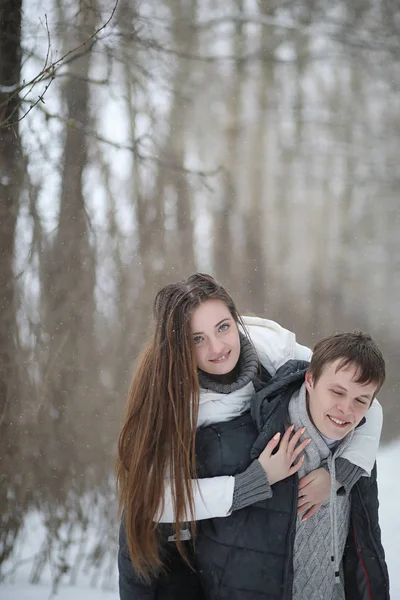 Par de amantes em uma tarde de inverno de data em uma nevasca de neve — Fotografia de Stock