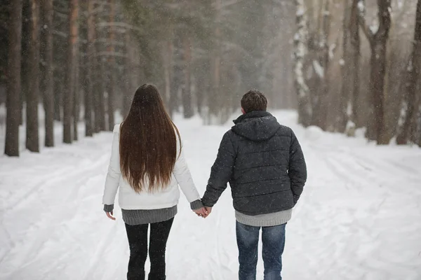 Aşıklar bir tarihte kış öğleden sonra kar kar fırtınası çifti — Stok fotoğraf