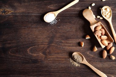 Bal ile kahvaltı için masaya taze fındık