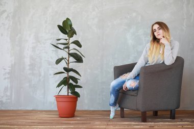 Genç bir kız rahat bir oda aittir