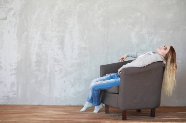 Genç bir kız rahat bir oda aittir