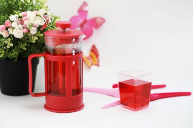 Kadın içki kırmızı sıcak çay