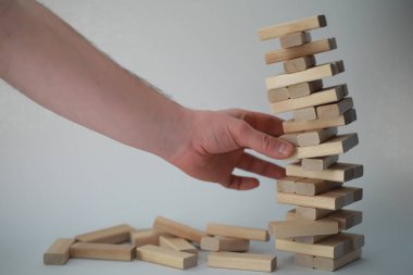 Masa oyunu jenga kulesi bir tahta sopa