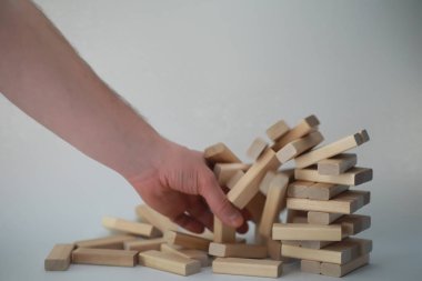 Masa oyunu jenga kulesi bir tahta sopa