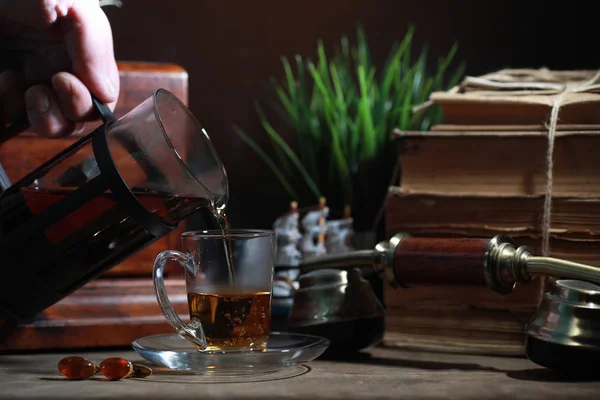 Brouwen van thee op een houten tafel — Stockfoto