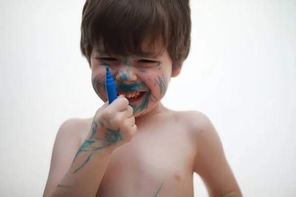 一个孩子用颜色画他的脸 — 图库照片