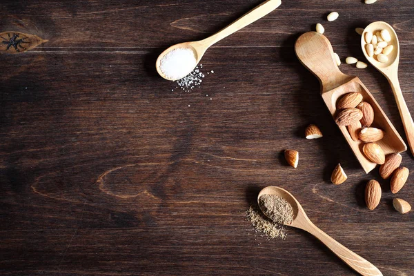 Bal ile kahvaltı için masaya taze fındık