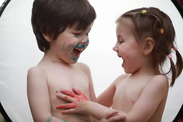 Un enfant peint son visage avec des couleurs — Photo