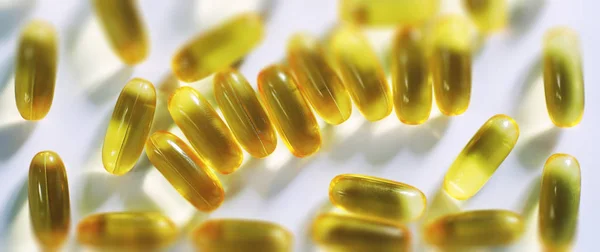 Medicinska läkemedel transparenta kapslar av gul färg — Stockfoto