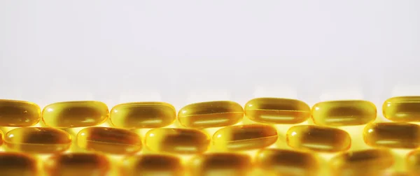 Медицинские препараты прозрачные капсулы желтого цвета — стоковое фото