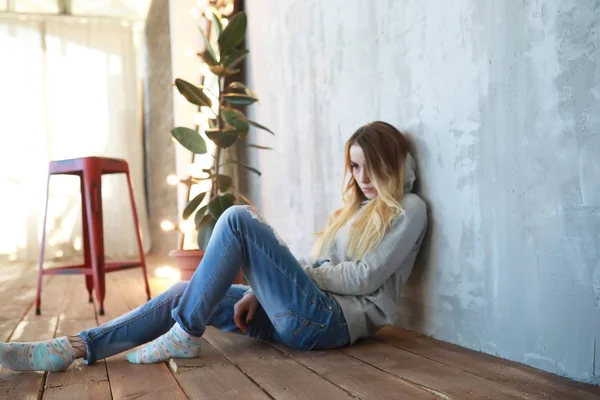 Una giovane ragazza riposa in una stanza accogliente — Foto Stock